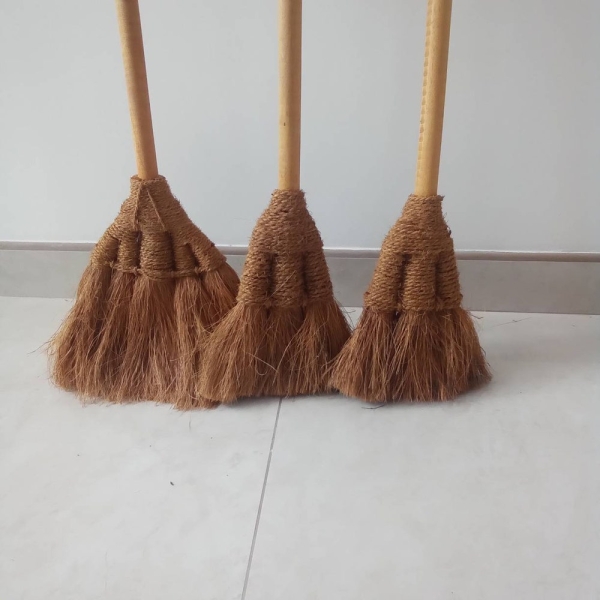 Soft Stiff Sweeping Broom, Tall Handle Coconut Broom, Handmade Coconut Brooms, Sweeping Brush, 5 Bunches Classic Coconut Broom